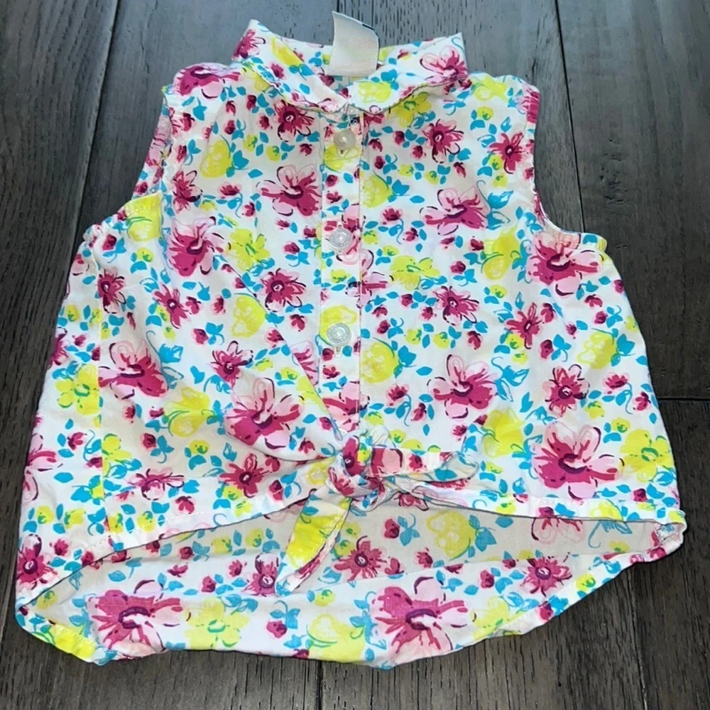Girl, floral sleeveless button down, collared high low crop front tie shirt